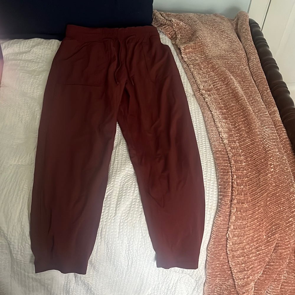 Lululemon maroon pants size 8